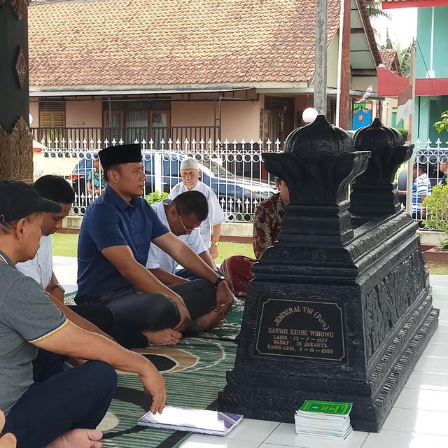 Ziarah Ke Makam Sarwo Edhie Ahy Kenang Perjuangan Kakeknya News Liputan6 Com