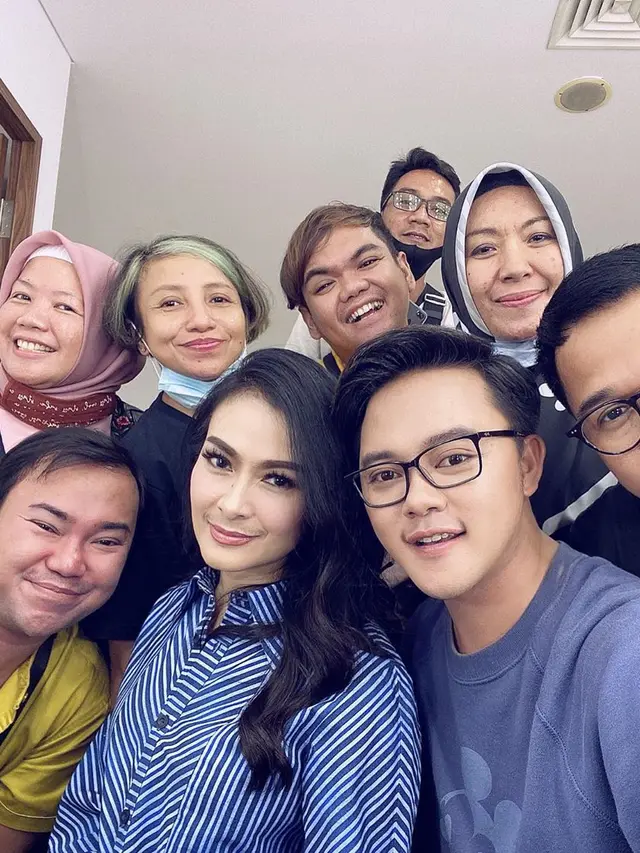 6 Potret Kebersamaan Danang D'Academy dan Iis Dahlia, Bak Kakak Adik