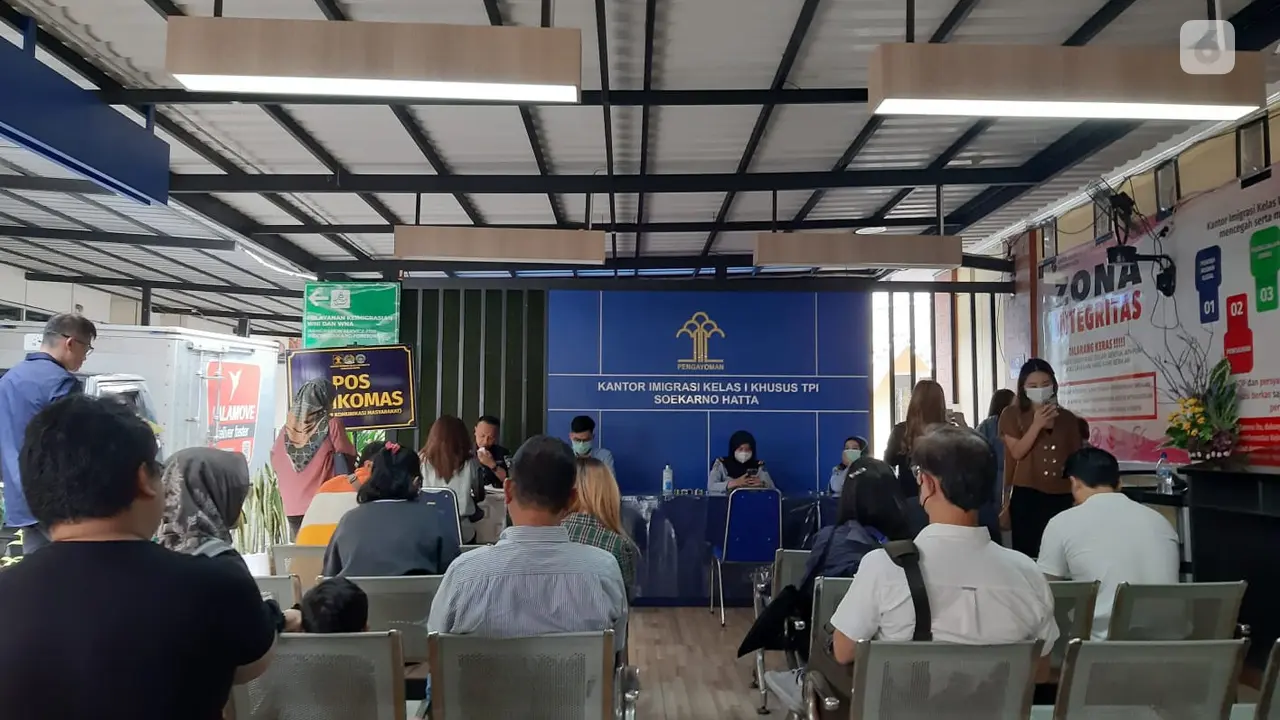 Suasana pembuatan paspor di Kantor Imigrasi Bandara Soekarno-Hatta, Tangerang, Selasa (11/4/2023).