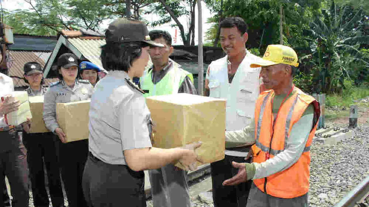 Aksi Polwan Bagi-bagi Sembako untuk Penjaga Pintu Kereta