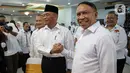 Zainudin Amali (kanan) dan Menko Pembangunan Manusia dan Kebudayaan (PMK) Muhadjir Effendy melakukan salam komando saat acara serah terima jabatan sebagai pelaksana tugas (Plt) Menteri Pemuda dan Olahraga di Wisma Kemenpora Jakarta, Kamis (16/3/2023). (Liputan6.com/Faizal Fanani)