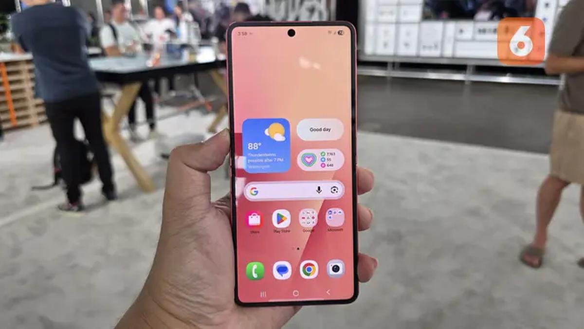 Tampak belakang Galaxy Z Flip7. (Liputan6.com/ Agustinus Mario Damar)