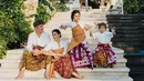 Pernikahan Happy Salma dengan pria berdarah Bali sudah berjalan selama 13 tahun. Merayakan hari spesial itu, mereka melakukan pemotretan bersama kedua anaknya. Dengan mengambil latar sebuah halaman bangunan yang estetik, dua buah hatinya berpose dengan gerakan ikonik penari Bali. (Liputan6.com/IG/@happysalma)