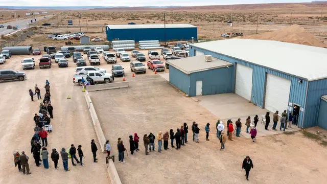 Para pemilih menunggu untuk memberikan suara mereka di TPS Pilpres AS di Navajo County, Arizona. (AP)
