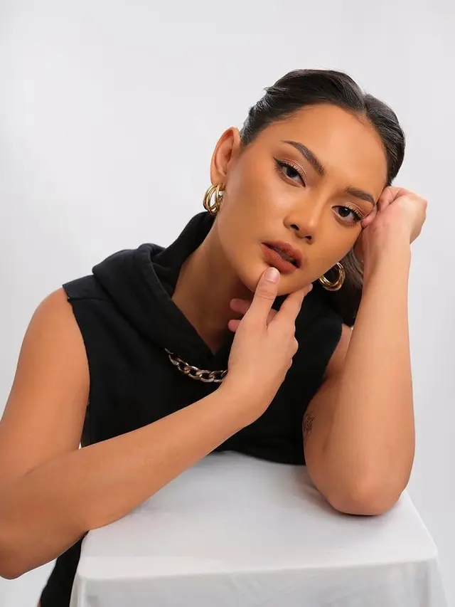 10 Pesona Cewek Mamba Erika Carlina dengan Outfit Serba Hitam