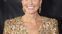 Kate Middleton tiba untuk pemutaran perdana premier film James Bond terbaru, No Time To Die, di London, Selasa (28/9/2021). Kate Middleton melengkapi tampilannya dengan anting emas melingar dari O'nitaa dan nude heels dari Aquaruzza. (Chris Jackson/Pool Photo via AP)