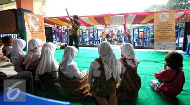 Pemerhati anak Seto Mulyadi (Kak Seto) mensosialisasikan Mudik Ramah Anak, Disabilitas (MRAD) 2015 di Terminal Kampung Rambutan, Jakarta, Jumat (10/7/2015).  Kak Seto menghibur anak-anak para pemudik sebelum berangkat.(Liputan6.com/Yoppy Renato)