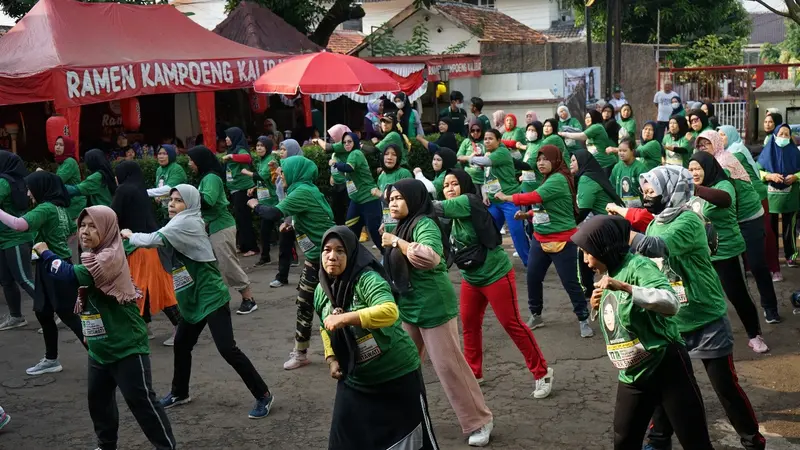 Relawan Sintawati menggelar kegiatan senam sehat di Kalibata, Kecamatan Pancoran, Jakarta Selatan pada Sabtu (9/9/2023).