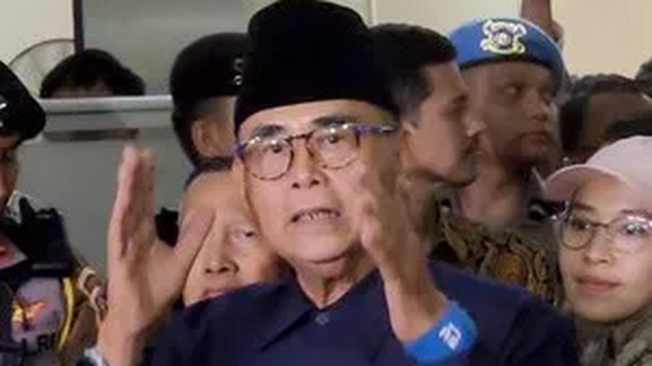 Sementara, Menko Polhukam Mahfud MD mengatakan, Panji Gumilang memiliki sebanyak 256 rekening dengan enam identitas.