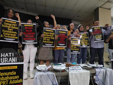 Aliansi Mogok Makan Untuk Undang Undang Perlindungan Pekerja Rumah Tangga (UU PPRT) menggelar aksi mogok makan bergilir atau berpuasa massal di Gedung YLBHI, Jakarta, Minggu (6/7/2023). (merdeka.com/Arie Basuki)