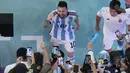 Penyerang Argentina Lionel Messi berselebrasi setelah mengalahkan Belanda pada babak perempat final Piala Dunia 2022 di Lusail Iconic Stadium, Sabtu (10/12/2022) dinihari WIB. Argentina harus melalui drama adu penalti saat menghadapi Belanda.  (AP Photo/Hassan Ammar