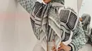 Olla Ramlan kerap memamerkan outfit dengan warna yang cerah dan menggambarkan semangat jiwa muda. Di sela kesibukan syutingnya, wanita yang mengawali karier di dunia modelling ini tak pernah melewatkan sesi photoshoot dengan hijabnya. (Liputan6.com/IG/@ollaramlan).