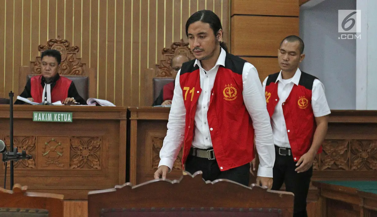 Musisi Marcello Tahitoe bersama rekannya Diego saat memasuki ruang sidang di PN Jakarta Selatan, Selasa (31/10). Ello dan rekannya Diego menjalani sidang  kasus penyalahgunaan narkoba dengan agenda saksi dari pihak JPU. (Liputan6.com/Herman Zakharia)