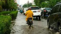 Genangan air di kawasan Kelapa Gading mulai surut. Sebelumnya, kawasan ini terendam banjir setinggi 80 cm hingga memutuskan arus lalu lintas, Jakarta, Jumat (13/2/2015). (Liputan6.com/Faisal R Syam)