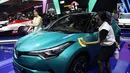 Petugas membersihkan sidik jari yang menempel pada mobil saat pameran Gaikindo Indonesia International Auto Show (GIIAS) 2019 di ICE BSD, Tangerang, Sabtu (20/7/2019). Agar terlihat bersih, pekerja jasa itu bertugas memoles kendaraan selama berlangsungnya GIIAS 2019. (Liputan6.com/Angga Yuniar)
