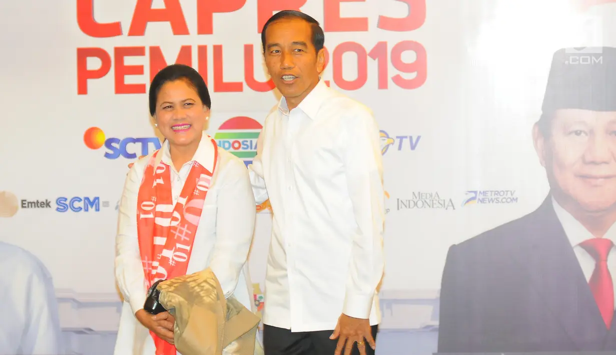 Capres 01 Joko Widodo atau Jokowi beserta istri Iriana Jokowi berfoto di lokasi debat keempat Pilpres 2019 di Hotel Shangri-La, Jakarta, Sabtu (30/3). Debat kali ini mengangkat tema tentang ideologi, pemerintahan, pertahanan dan keamanan, serta hubungan internasional. (Liputan6.com/AnggaYuniar)