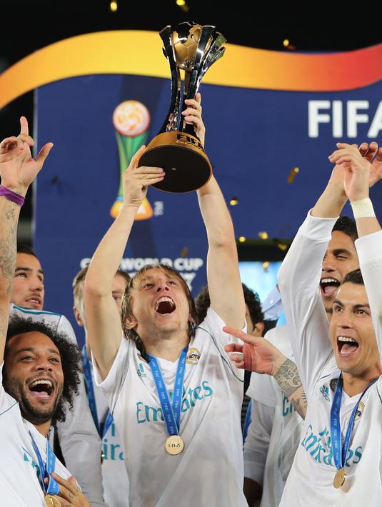 PHOTO: Senangnya Luka Modric Raih Bola Emas Piala Dunia Antarklub 2017