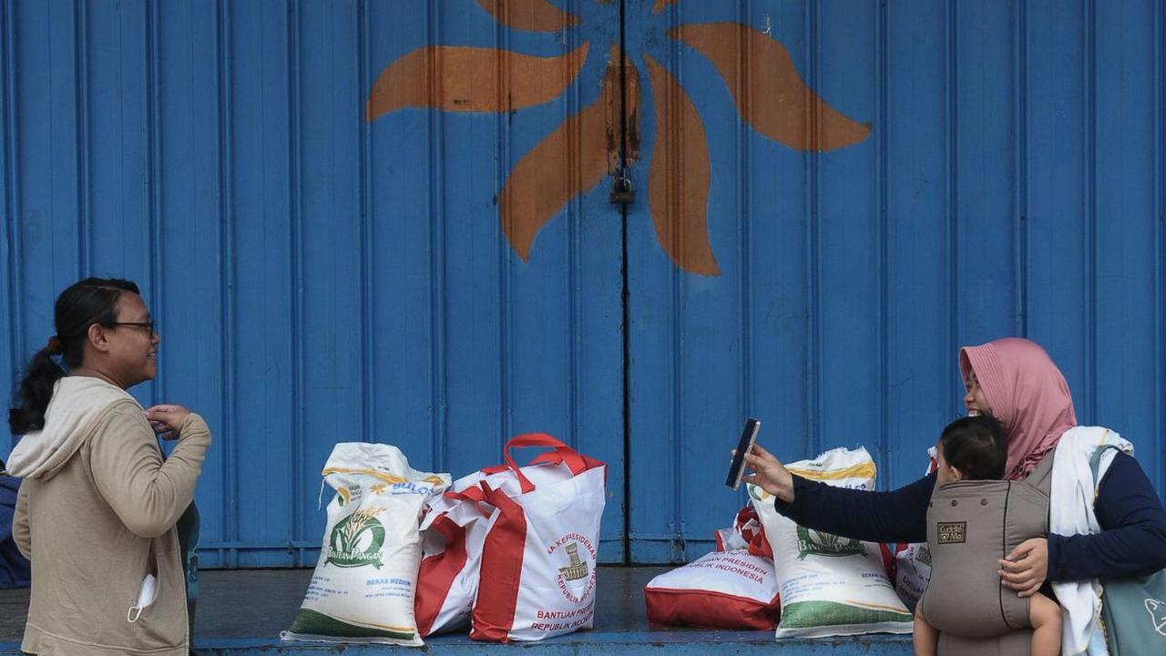 Sementara itu, Direktur Utama Perum Bulog, Budi Waseso mengatakan penyaluran bantuan pangan 10 Kg beras ini akan dilakukan selama tiga bulan, terhitung mulai dari Bulan September, Oktober hingga November.<br>