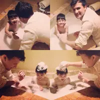 Stuart Collin sedang memandikan Arsen Raffa Balweel