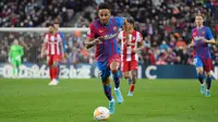 Aubameyang pindah ke Barcelona pada bursa transfer musim dingin dengan status bebas transfer. Pada pertandingan Liga Spanyol antara Barcelona vs Atletico Madrid di Camp Nou, Minggu (6/2/2022), Aubameyang dimainkan pelatih Xavi Hernandez pada menit ke-61. (AFP/Lluis Gene)