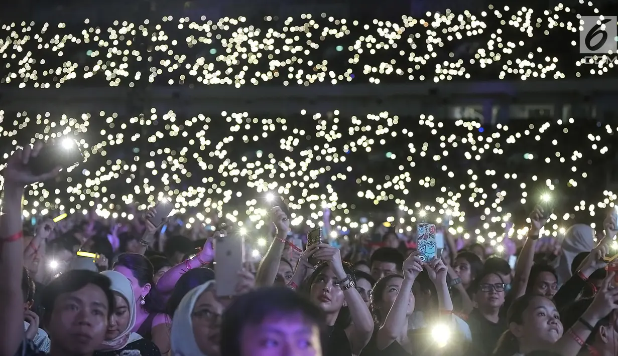 Sejumlah penonton menyaksikan Ed Sheeran dalam konser Divide World Tour 2019 di Stadion Utama Gelora Bung Karno, Jakarta Pusat (3/5/2019). Ed Sheeran membawakan beberapa lagu andalan antara lain Photograph, Thinking Out Loud, Shape of You, dan Perfect. (Fimela.com/Bambang E. Ros)