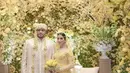 Tasya Farasya mengunggah foto kilas balik pernikahannya. Bisa dilihat jika ia tampil luar biasa dengan parade gaun dan kebaya yang dikenakannya. [Foto: Instagram/ Tasya Farasya]