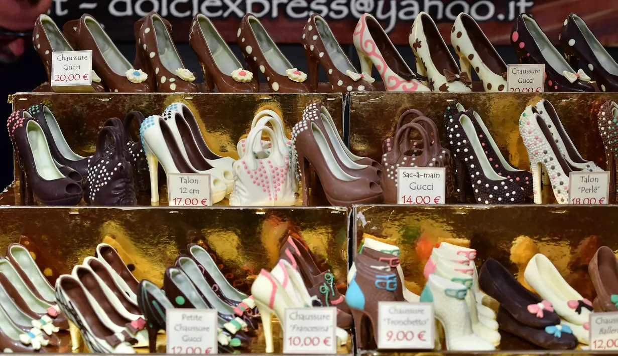 Kreasi cokelat yang berbentuk sepatu hak tinggi ditampilkan selama Chocolate Fair di Brussels, Belgia pada 21 Februari 2019. Edisi ke-6 Chocolate Fair berlangsung mulai 22 Februari 2019 hingga 24 Februari mendatang. (Photo by EMMANUEL DUNAND / AFP)