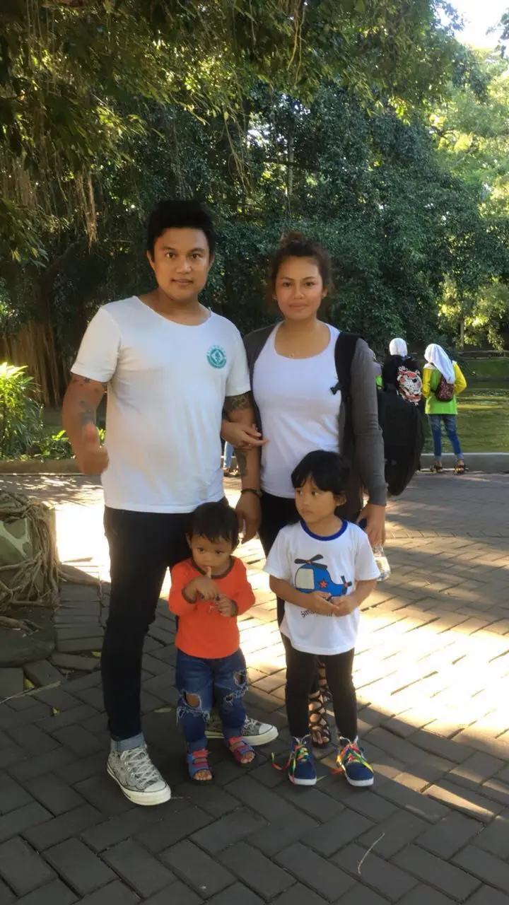 Posan Tobing dan Valentina Tia bersama dua anak mereka (Dok. Pribadi)