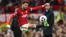 Kapten tim Manchester United, Bruno Fernandes berusaha mengontrol bola saat menghadapi Newcastle United pada laga tunda pekan ke-34 Liga Inggris 2023/2024 di Old Trafford Stadium, Manchester, Rabu (15/5/2024). (AP Photo/Dave Thompson)