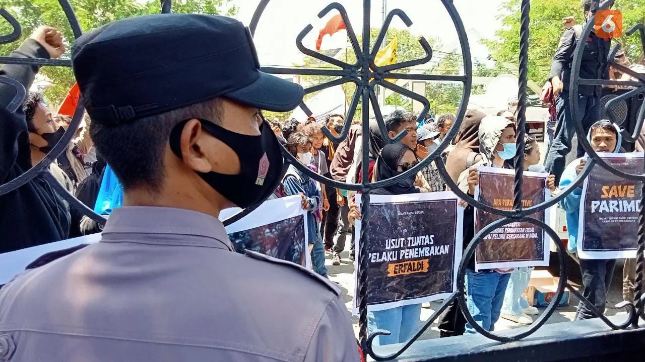 Demonstrasi di depan kantor Gubernur Sulteng
