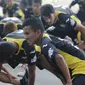 Pemain Mitra Kukar, Hendra Bayauw melakukan pemanasan jelang semi final Piala Presiden melawan Persib di Tenggarong, Kaltim, Minggu (4/10/2015). (Bola.com/Vitalis Yogi Trisna)