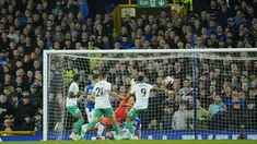 Penyerang Newcastle United, Callum Wilson (tengah) mencetak gol pembuka ke gawang Everton selama pertandingan lanjutan Liga Inggris di stadion Goodison Park di Liverpool, Inggris, Jumat, 28 April 2023. (AP Photo/Jon Super)