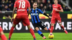 Gelandang Inter Milan, Christian Eriksen (tengah) menembak ke gawang Fiorentina selama pertandingan perempat final Coppa Italia di stadion San Siro,  Milan, Rabu (29/1/2020). Dalam debut diklub barunya ini, Eriksen mengantar Inter Milan menang 2-1 atas Fiorentina. (AFP Photo/Miguel Medina)