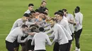 Para pemain Liverpool saat sesi latihan jelang laga Liga Champions di Stadion Ramon Sanchez Pizjuan, Senin (20/17/2018). Liverpool akan berhadapan dengan Sevilla.  (AFP/Cristina Quicler)