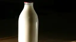 Susu dan makanan lain yang berasal dari bahan dasar susu dapat mempercepat reaksi kantuk. Makanan tersebut mengandung triptofan dan nutrisi tinggi yang bisa membantu mengurangi stres sehingga otak akan lebih mudah mengantuk. (AFP Photo/Geoff Caddick)