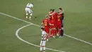 Para pemain Belgia merayakan kemenangan saat kapten Portugal Cristiano Ronaldo (7) bereaksi setelah babak 16 besar Euro 2020 di Estadio La Cartuja, Sevilla, Spanyol, Senin (28/6/2021) dini hari WIB. Ronaldo membuang dan menendang ban kapten usai kalah dari Belgia 0-1. (Jose Manuel Vidal/Pool via AP)