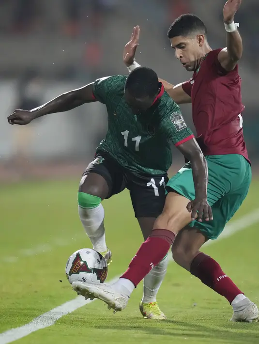 Penyerang Malawi Gabadinho Mhango berebut bola dengan bek Maroko Adam Masina pada babak 16 besar Piala Afrika 2021 di Ahmadou Ahidjo Stadium, Yaounde, Rabu (26/1/2022) dini hari WIB.  Achraf Hakimi menjadi penentu kemenangan Maroko atas Malawi, 2-1. (AP Photo/Themba Hadebe)