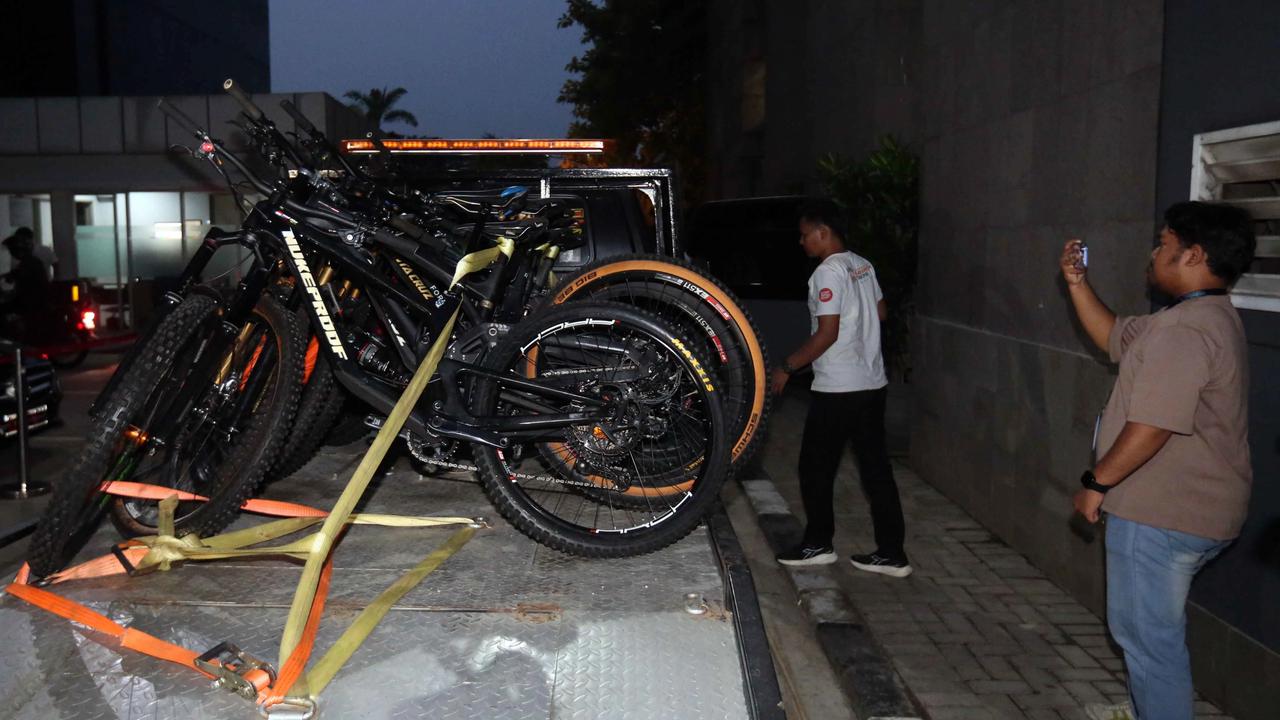 FOTO: KPK Sita Puluhan Kendaraan Usai OTT Imigrasi Jakarta Barat