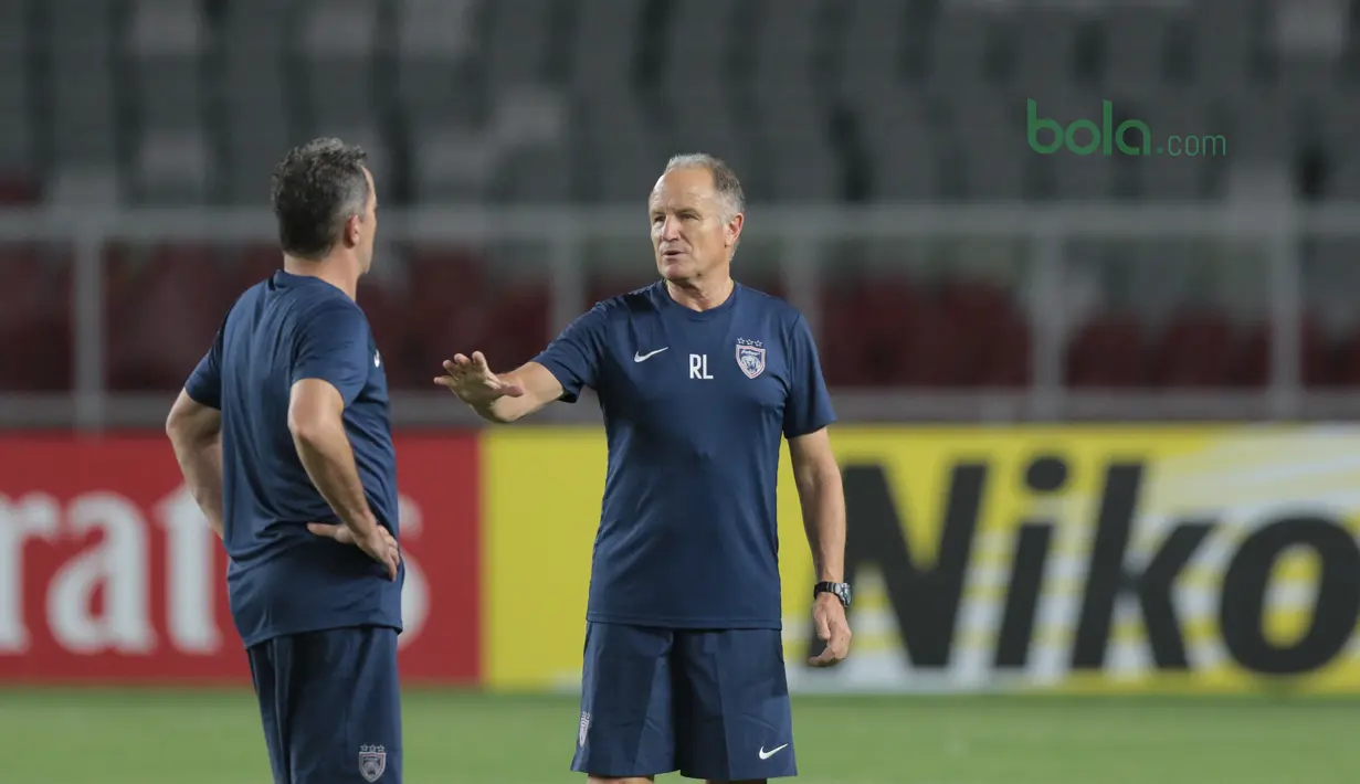 Pelatih JDT, Raul Longhi memberikan arahan kepada asisten pelatih saat sesi latihan di Stadion Utama GBK, Jakarta, (09/04/2018). JDT akan menguji kekuatan Persija Jakarta pada PIala AFC 2018. (Bola.com/Nick Hanoatubun)