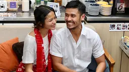 Pasangan selebritis Chicco Jerikho bersama istrinya Putri Marino tertawa di hadapan wartawan, Jakarta, Kamis (8/3). Chicco hanya butuh waktu tiga bulan pacaran sebelum akhirnya mantap meminang Putri. (Liputan6.com/Immanuel Antonius)