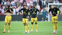 Para pemain Manchester United tampak kecewa setelah ditaklukkan Brentford 1-3 pada pertandingan pekan keenam Liga Inggris 2025/2026 di Gtech Community Stadium, Sabtu (27/09/2025). (AFP/Justin Tallis)