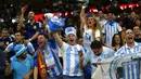 Suporter Argentina memberikan dukungan saat timnya melawan Spanyol pada laga uji coba di Wanda Metropolitano stadium, Madrid, (27/3/2018). Spanyol menang telak 6-1 atas Argentina. (AP/Francisco Seco)