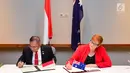 Menteri Pertahanan RI Ryamizard Ryacudu (kiri), Menteri Pertahanan Australia Marise Payne saat menandatangani perpanjangan perjanjian kerja sama Indonesia-Australia di Perth, Australia, Kamis (1/2). (Liputan6.com/Pool/Kemenhan)