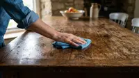 Tips Membersihkan Meja Kayu agar Tetap Awet dan Mengilap, Tak Bisa Sekadar Rajin Mengelap