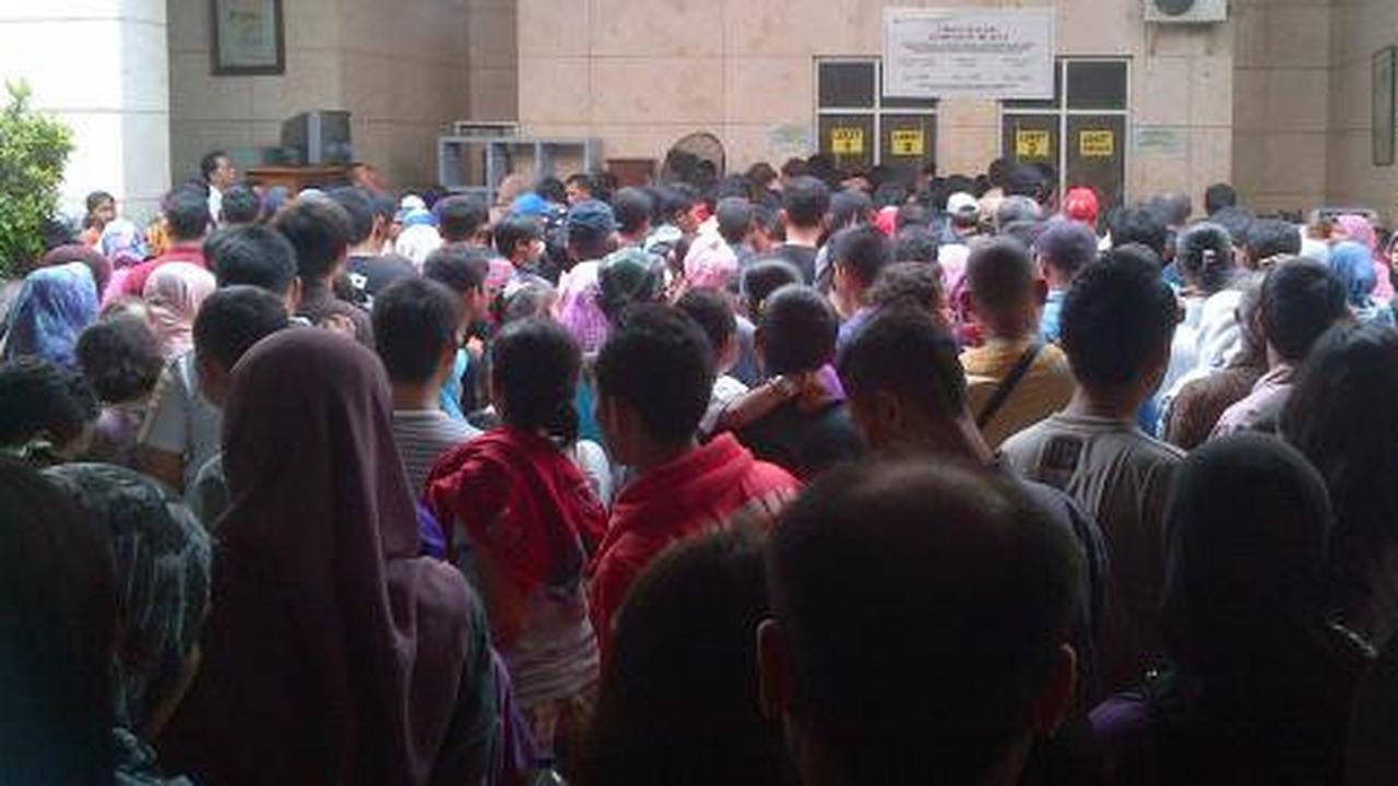 Libur Natal, ribuan orang padati Monas