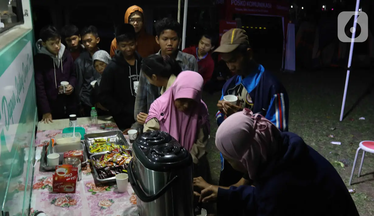 Warga terdampak gempa mengantre mengambil minum di posko pengungsian di Taman Prawatasari, Kabupaten Cianjur, Jawa Barat, Selasa (22/11/2022). Gubernur Jawa Barat Ridwan Kamil menyebut, sebanyak 14 posko pengungsian didirikan untuk memfasilitasi warga berjumlah 13.784 pengungsi yang terdampak gempa berkekuatan 5,6 SR di Kabupaten Cianjur. (Liputan6.com/Herman Zakharia)