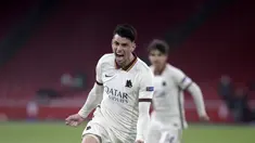 Bek AS Roma, Roger Ibanez berselebrasi usai mencetak gol ke gawang Ajax pada pertandingan leg pertama perempat final Liga Europa di Johan Cruyff ArenA di Amsterdam, Belanda, Jumat (9/4/2021). AS Roma menang 2-1 atas Ajax. (AP Photo/Peter Dejong)