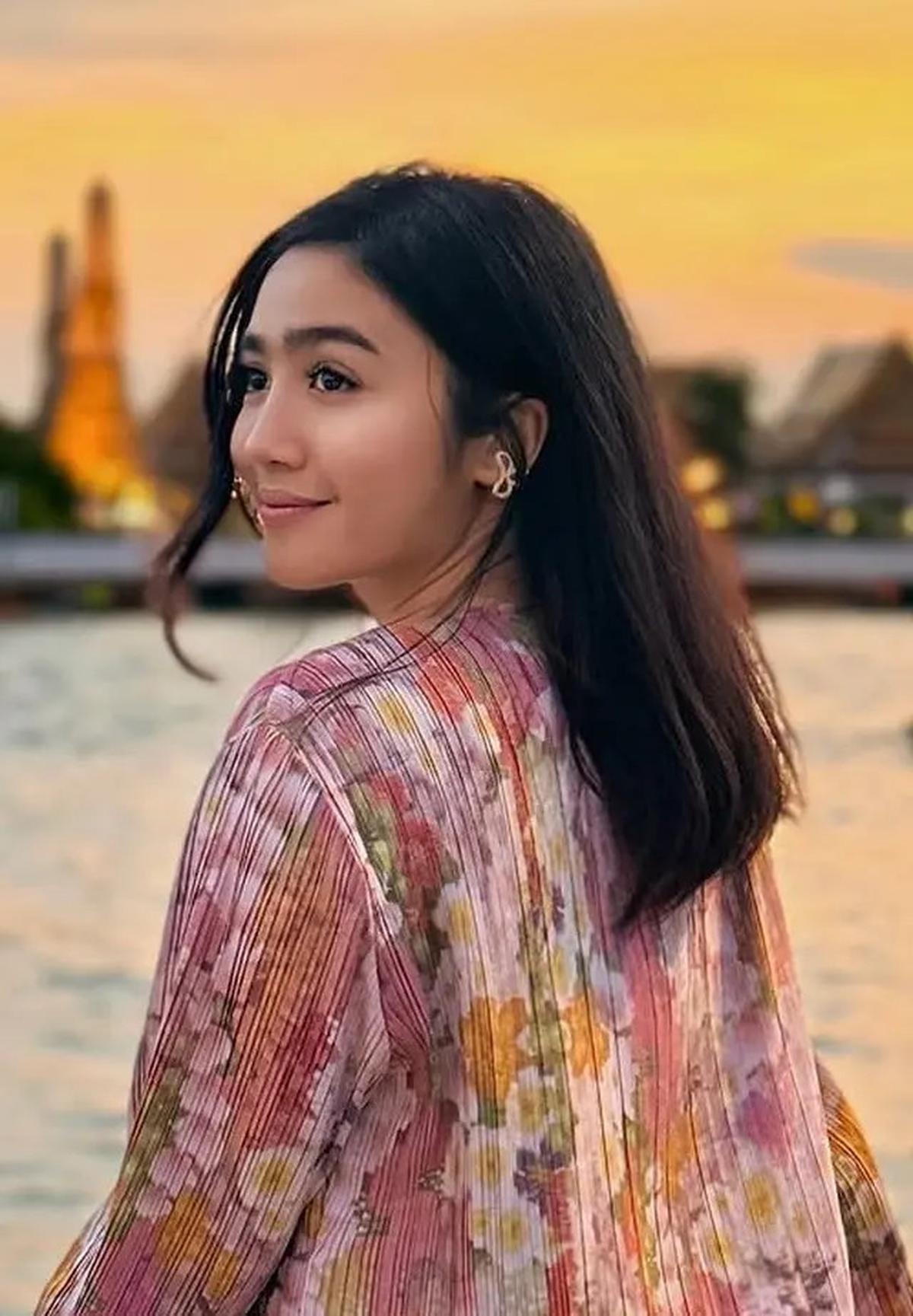 7 Potret Febby Rastanty ke Thailand, Jadi Anak Senja di Kuil Wat Arun