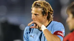 Uruguay&#039;s forward Diego Forlan leaves the field at the end of a FIFA World Cup South Africa-2010 South American qualifier match against Brazil at Centenario Stadium in Montevideo on June 6, 2009. Brazil won 4-0. AFP PHOTO/Miguel Rojo