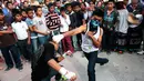 Ratusan anak melihat pertarungan dari Tradisi Xochimilcas di Zitlala, Guerrero, Meksiko (18/2). Tradisi ini merupakan simbol pembelaan terhadap kaum perempuan yang telah dilakukan selama bertahun-tahun. (AFP PHOTO/Pedro Pardo)